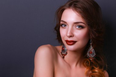 Siyah elbiseli, akşam makyajlı güzel bir kadın.