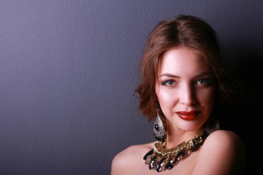 Siyah elbiseli, akşam makyajlı güzel bir kadın.