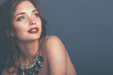 Siyah elbiseli, akşam makyajlı güzel bir kadın.