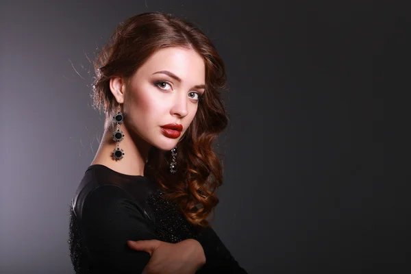 Hermosa mujer con maquillaje de noche en vestido negro — Foto de Stock