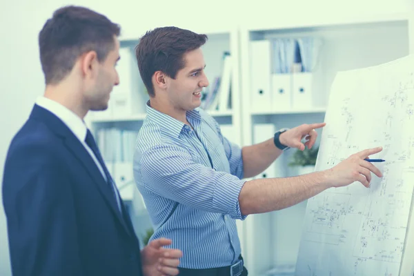 Zakenmensen in gesprek tijdens vergadering, in functie — Stockfoto