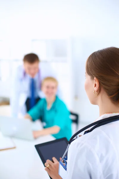 Attraente medico donna di fronte al gruppo medico — Foto Stock