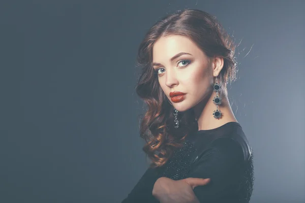 Hermosa mujer con maquillaje de noche en vestido negro — Foto de Stock