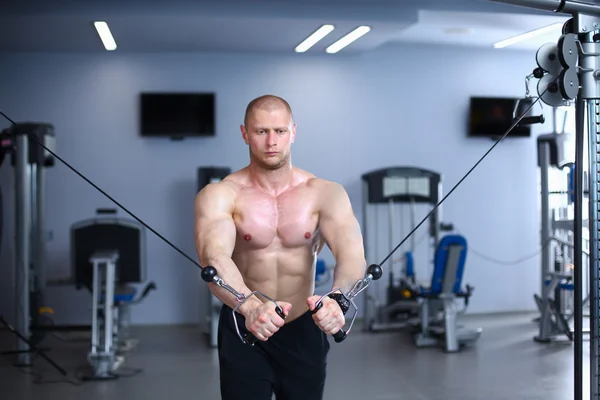 Junger Mann trainiert im Fitnessstudio mit Übungen — Stockfoto