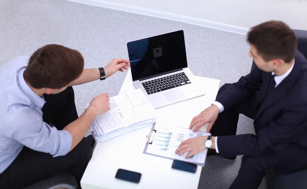 Geschäftsleute sitzen und diskutieren bei Besprechungen, im Büro — Stockfoto