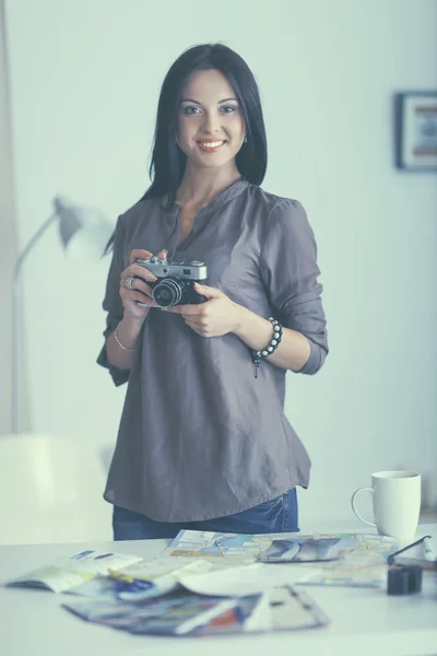 Femme photographe assise sur le bureau avec ordinateur portable — Photo