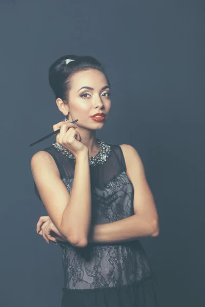 Retrato de joven hermosa mujer con joyas —  Fotos de Stock