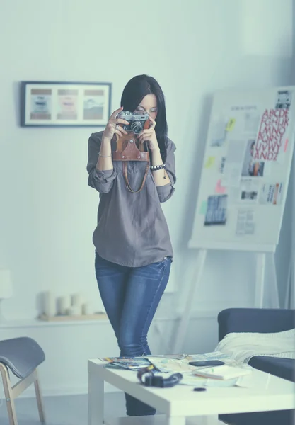 Жінка-фотограф сидить на столі з ноутбуком — стокове фото