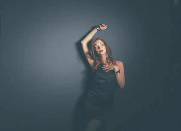 Hermosa mujer con maquillaje de noche en vestido negro — Foto de Stock