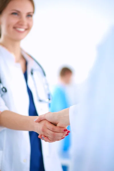 Młodzi medycy ściskający dłonie w szpitalu — Zdjęcie stockowe