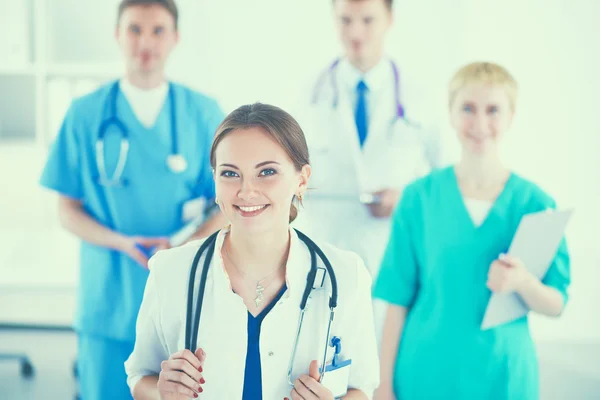 Médica atraente na frente do grupo médico — Fotografia de Stock