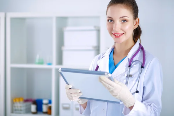 Mulher médico de pé com pasta no hospital — Fotografia de Stock