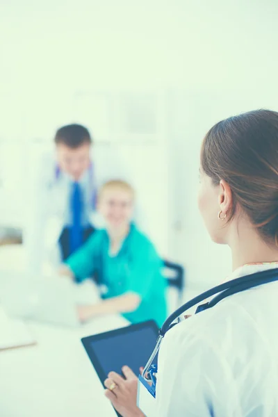 Atractiva doctora delante del grupo médico —  Fotos de Stock