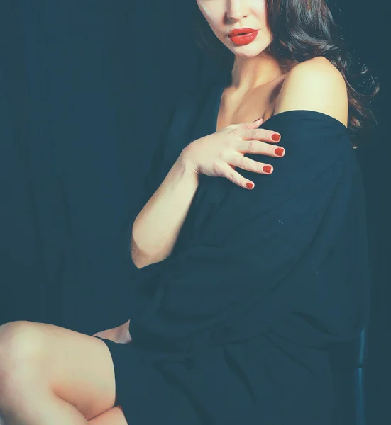 검은 배경에 고립의 자에 앉아 아름 다운 여자 — 스톡 사진