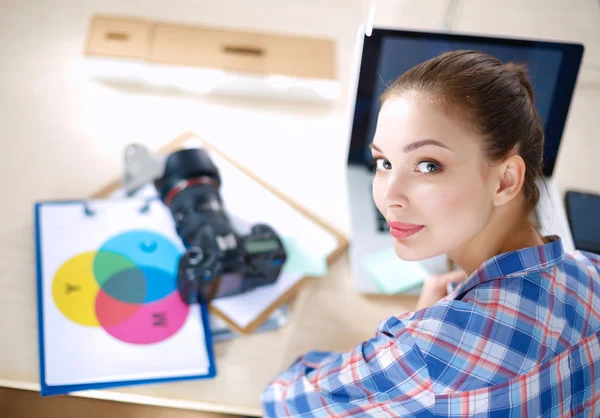 Fotografo donna seduto sulla scrivania con computer portatile — Foto Stock