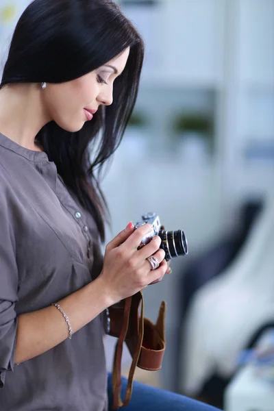 Kvinnlig fotograf sitter på skrivbordet med bärbar dator — Stockfoto