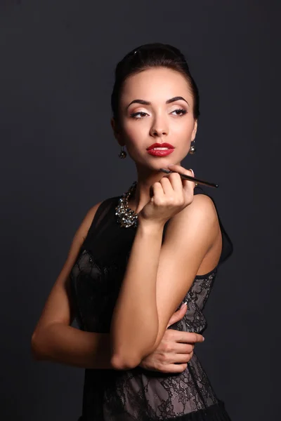 Portrait de jeune belle femme avec des bijoux — Photo