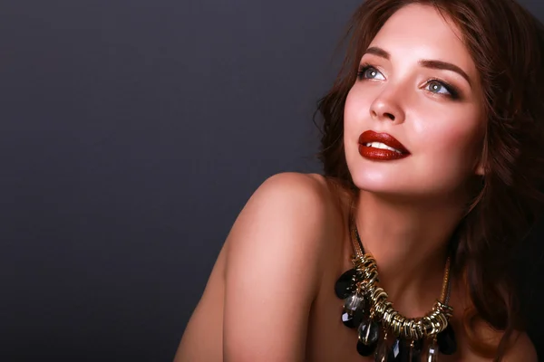 Hermosa mujer con maquillaje de noche en vestido negro — Foto de Stock