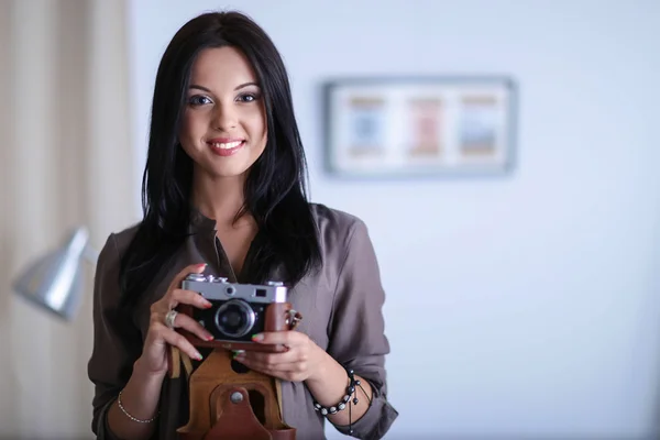 Fotógrafa sentada na mesa com laptop — Fotografia de Stock