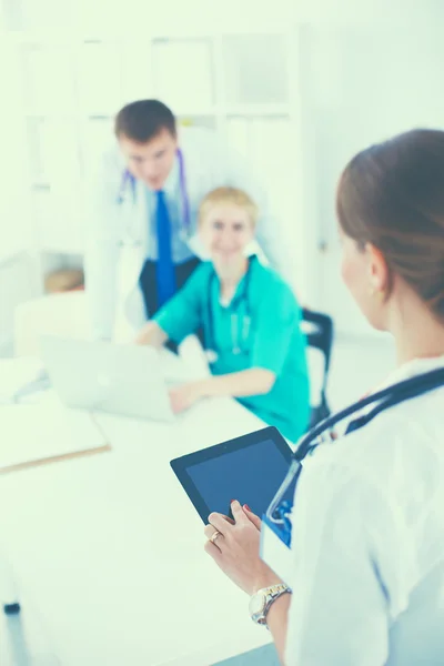 Attraente medico donna di fronte al gruppo medico — Foto Stock