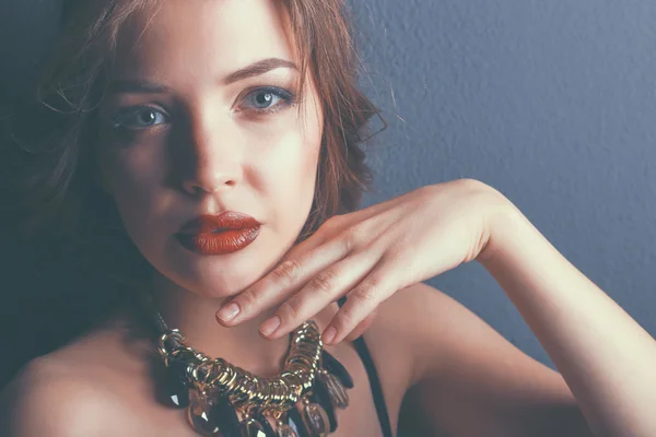 Hermosa mujer con maquillaje de noche en vestido negro — Foto de Stock