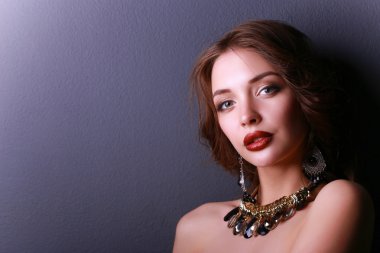 Siyah elbiseli, akşam makyajlı güzel bir kadın.