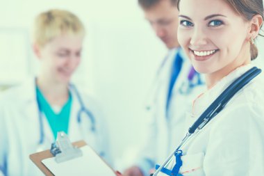 Tıp grubunun önünde çekici bir kadın doktor.