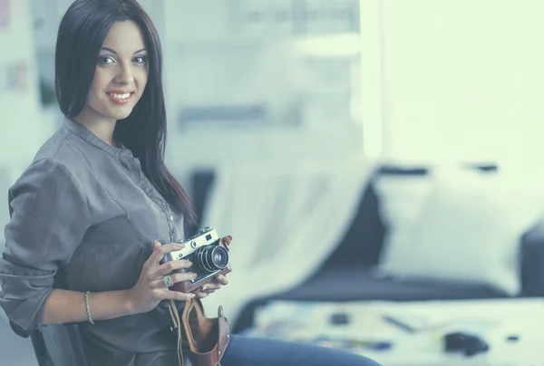 Femme photographe assise sur le bureau avec ordinateur portable — Photo