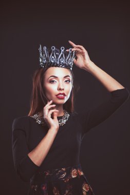 Taçlı güzel kız.