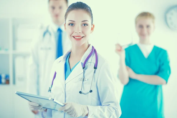 Médica atraente na frente do grupo médico — Fotografia de Stock