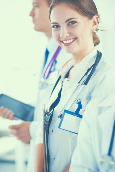 Atractiva doctora delante del grupo médico — Foto de Stock