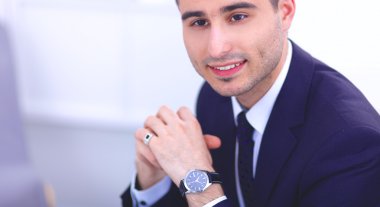 ofiste kanepede oturan işadamı