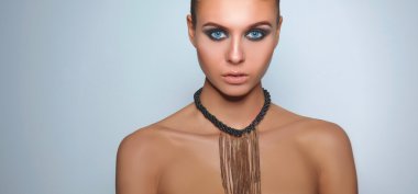 gri arka plan üzerinde duran güzel kadın