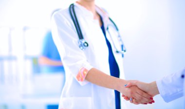 Genç tıpçılar ofiste el sıkışıyor.