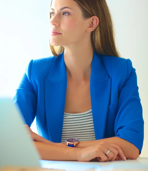 Vrouw met documenten op het bureau. — Stockfoto