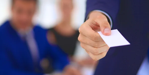 Primer plano de un hombre de negocios de pie con tarjeta — Foto de Stock