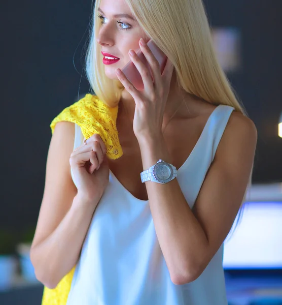 Mujer diseñadora hablando por teléfono móvil en la oficina —  Fotos de Stock