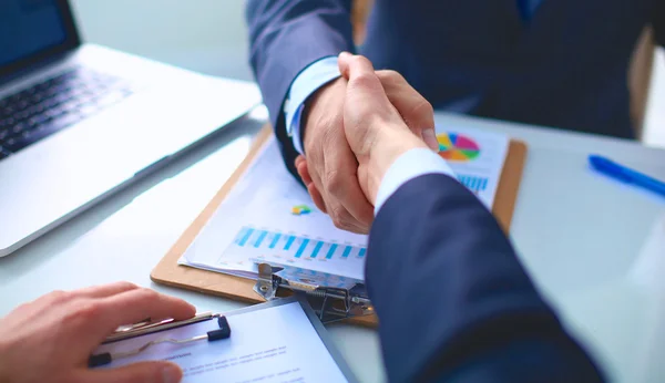 Zakenmensen schudden elkaar de hand, ronden een vergadering af — Stockfoto