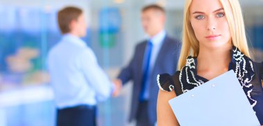 İş kadını ofiste ön planda duran