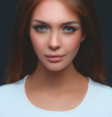 siyah arka plan üzerine izole güzel bir kadın portresi