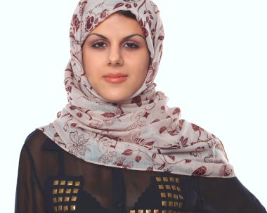 beyaz izole kırmızı bir başörtüsü giyen genç Asyalı bir kadın portresi.