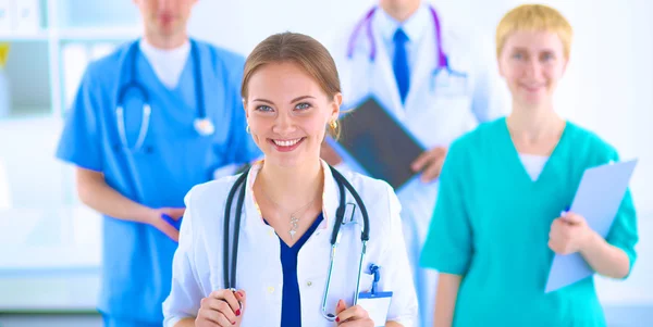 Attractive female doctor in front of medical group — Stock Photo, Image