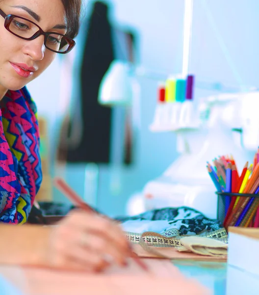 Dressmaker designa kläder mönster på papper — Stockfoto