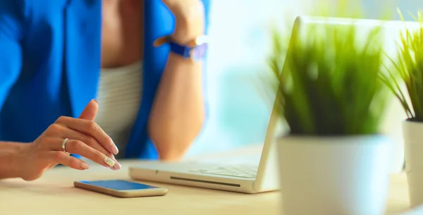 Mulher sentada na mesa com laptop. — Fotografia de Stock