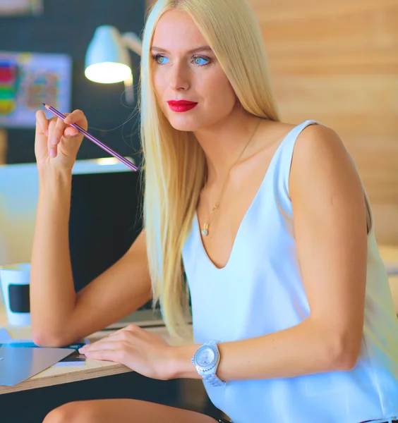 Diseñadores de moda trabajando en el estudio sentados en el escritorio — Foto de Stock