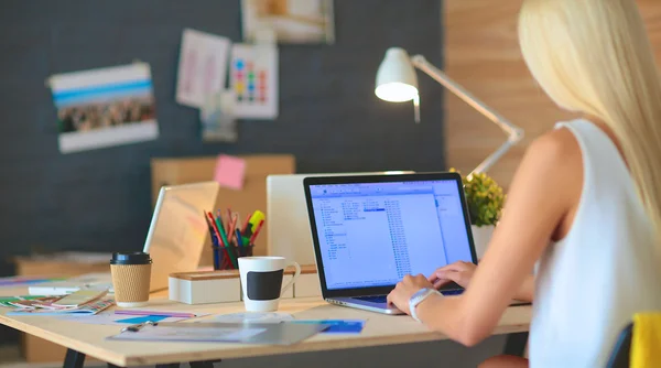 Modeontwerpers werken in studio zittend op het bureau — Stockfoto