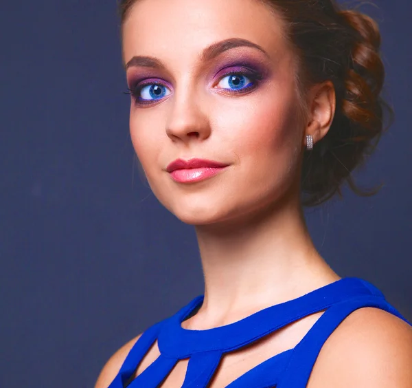 Captura de estudio de una hermosa mujer joven con maquillaje profesional — Foto de Stock