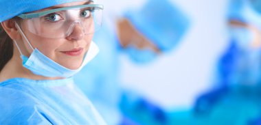 Genç ameliyat ekibi ameliyathanede.