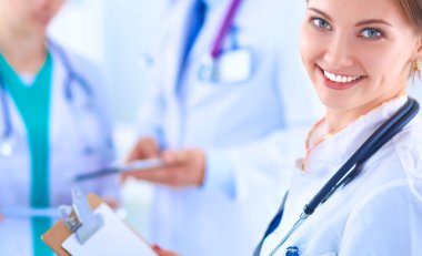 Tıp grubunun önünde çekici bir kadın doktor.