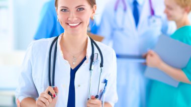 Tıp grubunun önünde çekici bir kadın doktor.